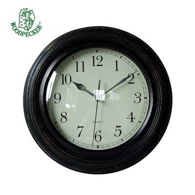 ساعة خشبية ترتديها المزرعة